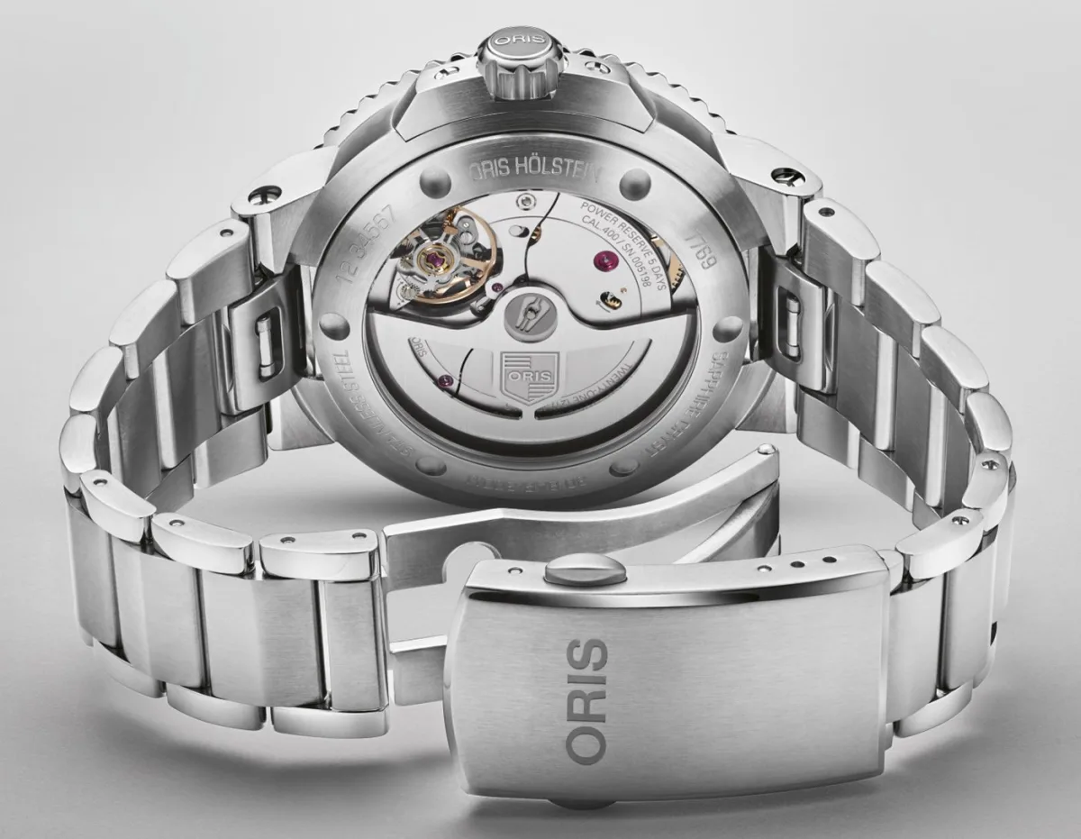 Dial of Oris Aquis Date Calibre 400 41.5mm with sunburst effect