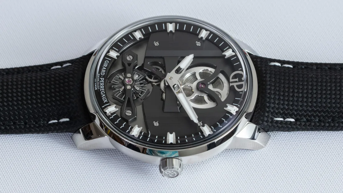 Girard-Perregaux Free Bridge clasp and strap