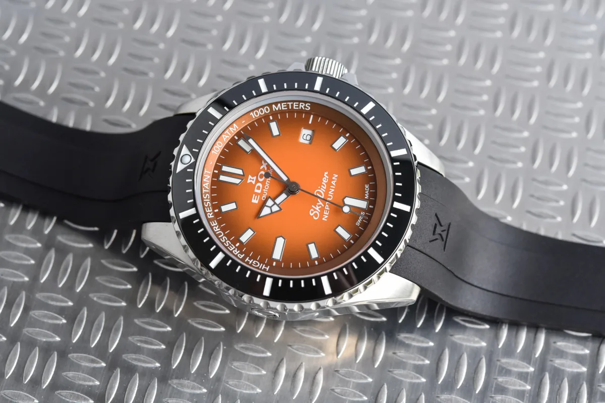 Edox SkyDiver Neptunian side view with helium valve