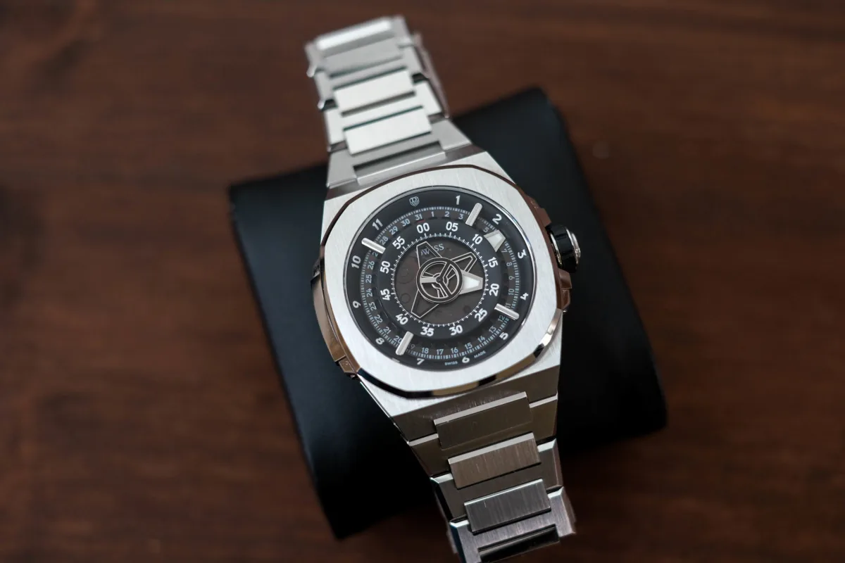 Octagonal bezel of DWISS M3 watch