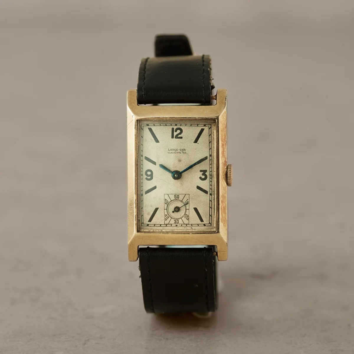 Gold model with barrel-shaped caliber 9 movement by Altus