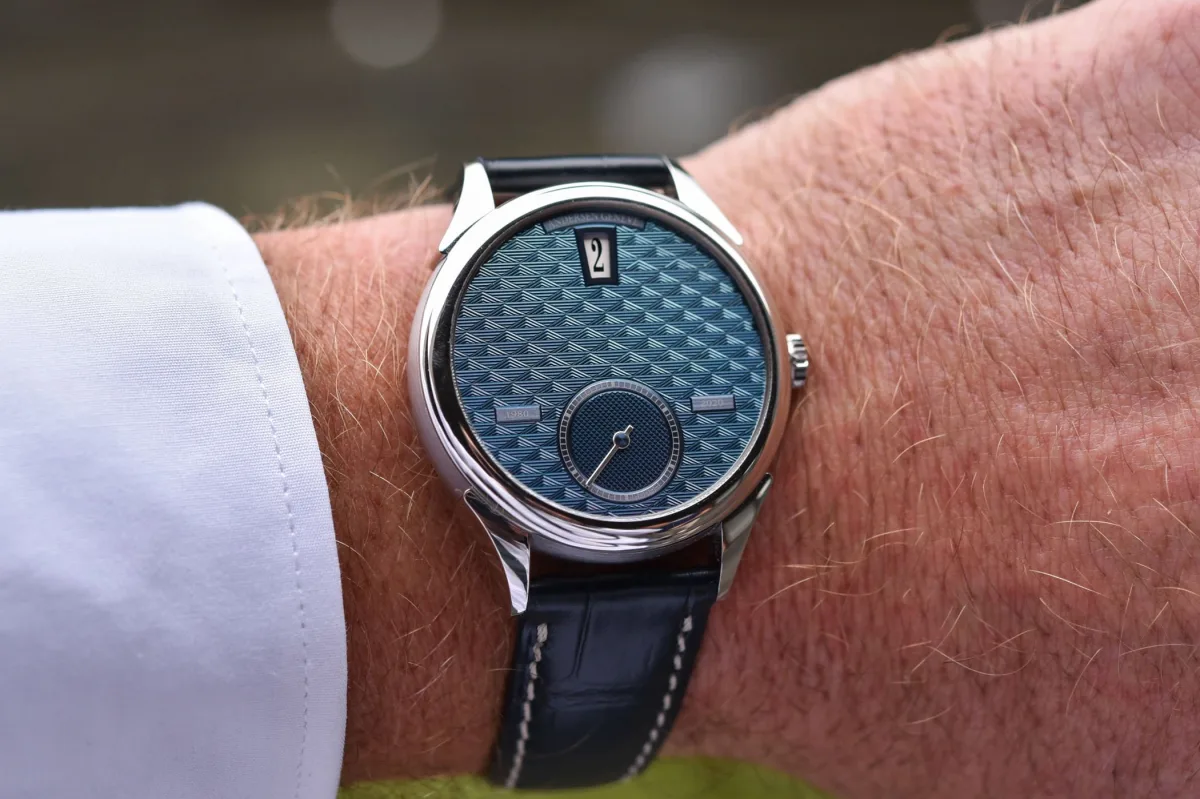 Andersen Jumping Hour watch in platinum