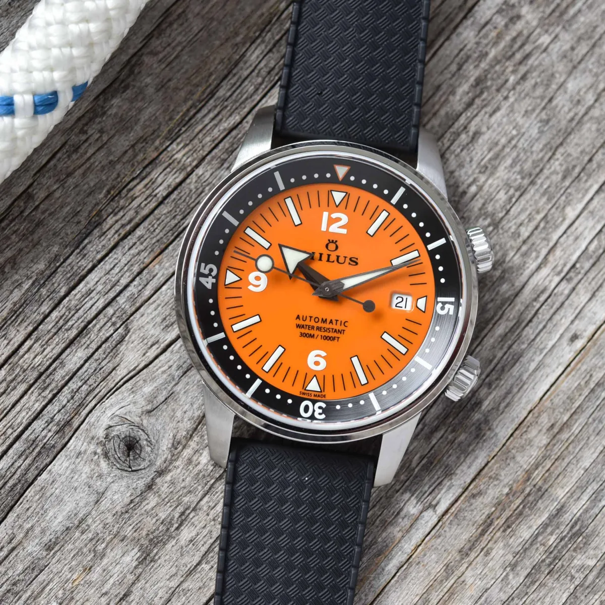 Milus Archimèdes Orange Coral dual crown feature