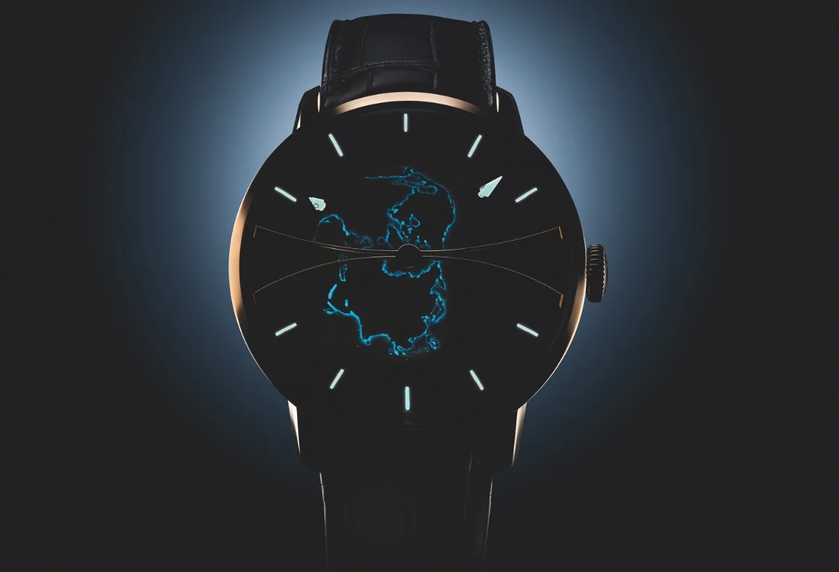 Blue dial with 18-carat red gold indexes and globe