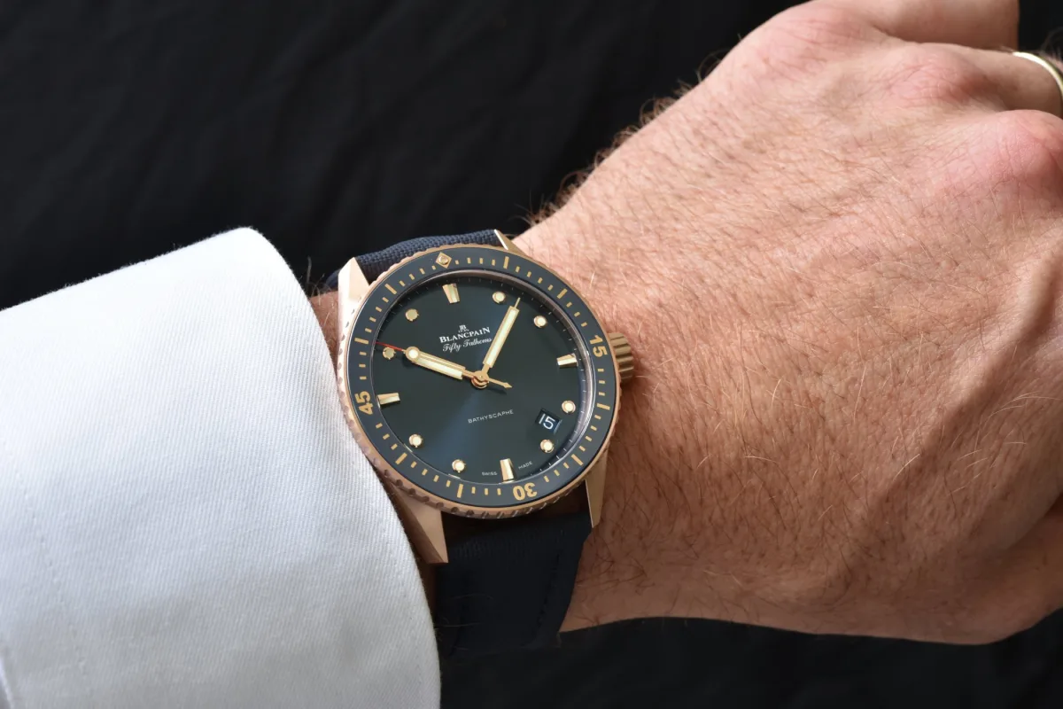 Detailed view of the Sedna Gold bezel with Ceragold markers
