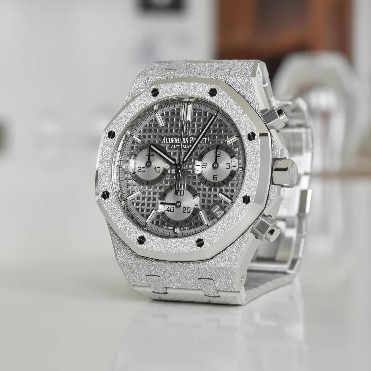 Dark silver dial with Grande Tapisserie pattern