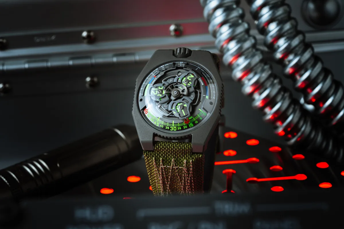 Urwerk UR-100V P.02 movement close-up