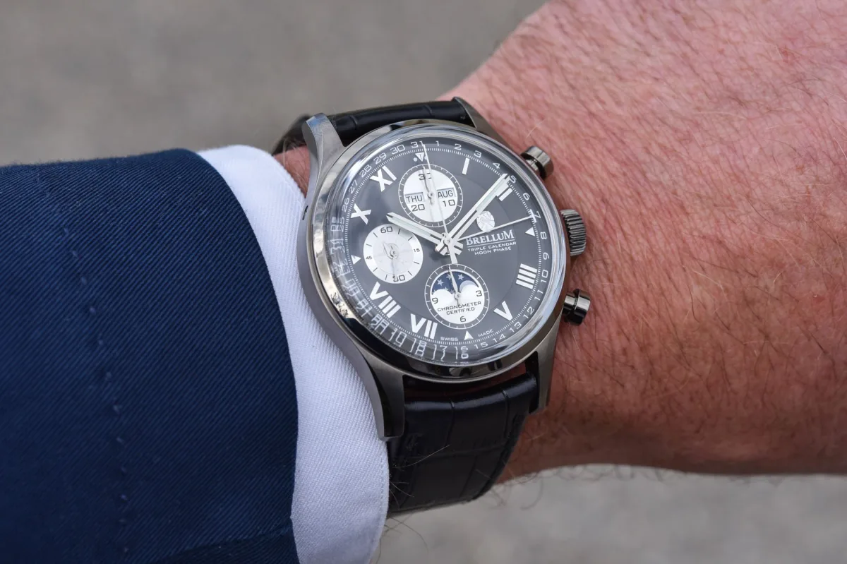 Brellum Duobox Classic LE.8 movement visible through case back