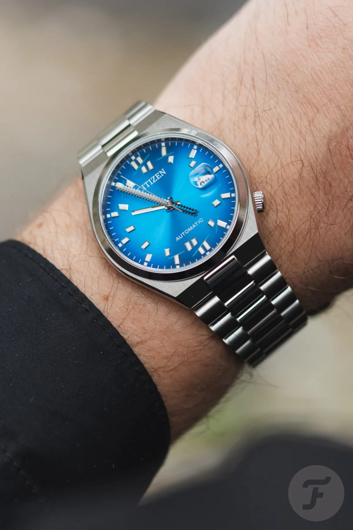 Animation feature with katana rotating around the dial