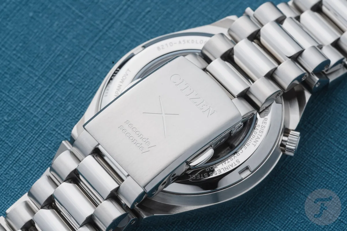 President bracelet with clasp featuring logos and crossed swords