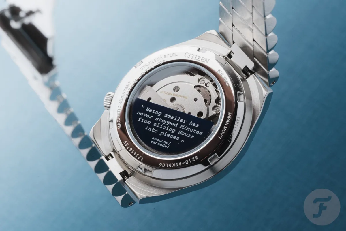 Caseback with quote summarizing Seconde/Seconde/ concept for Tsuyosa
