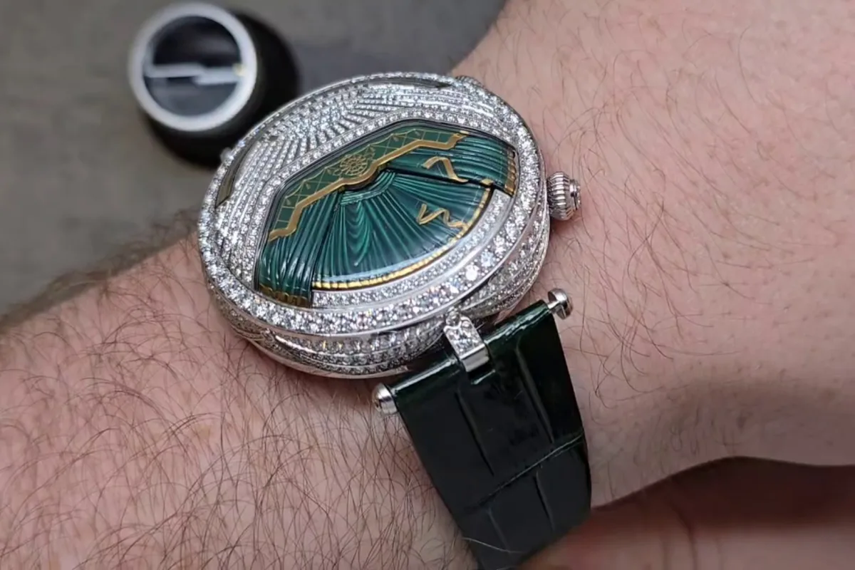 Lady Arpels Ballerine Musicale Émeraude on wrist