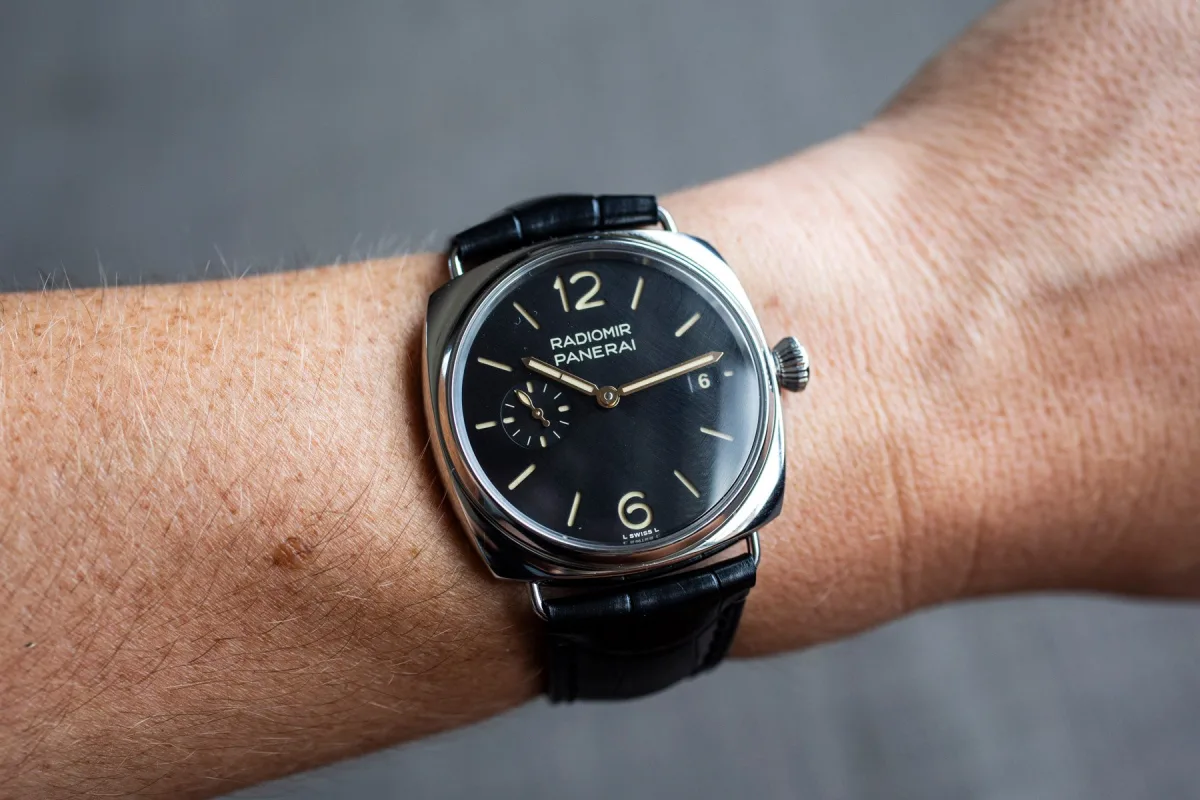 Panerai Radiomir Quaranta PAM01572 showcasing versatility