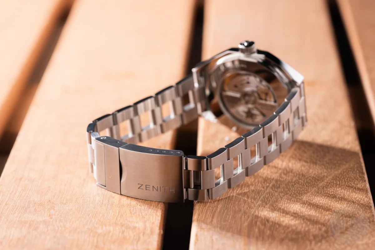 Clasp and bracelet details of Zenith Defy Revival A3643