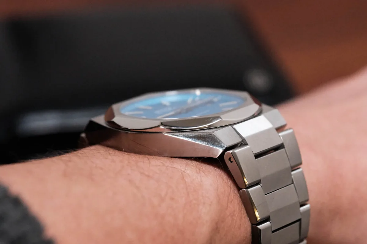Mido watch case and bracelet detailing