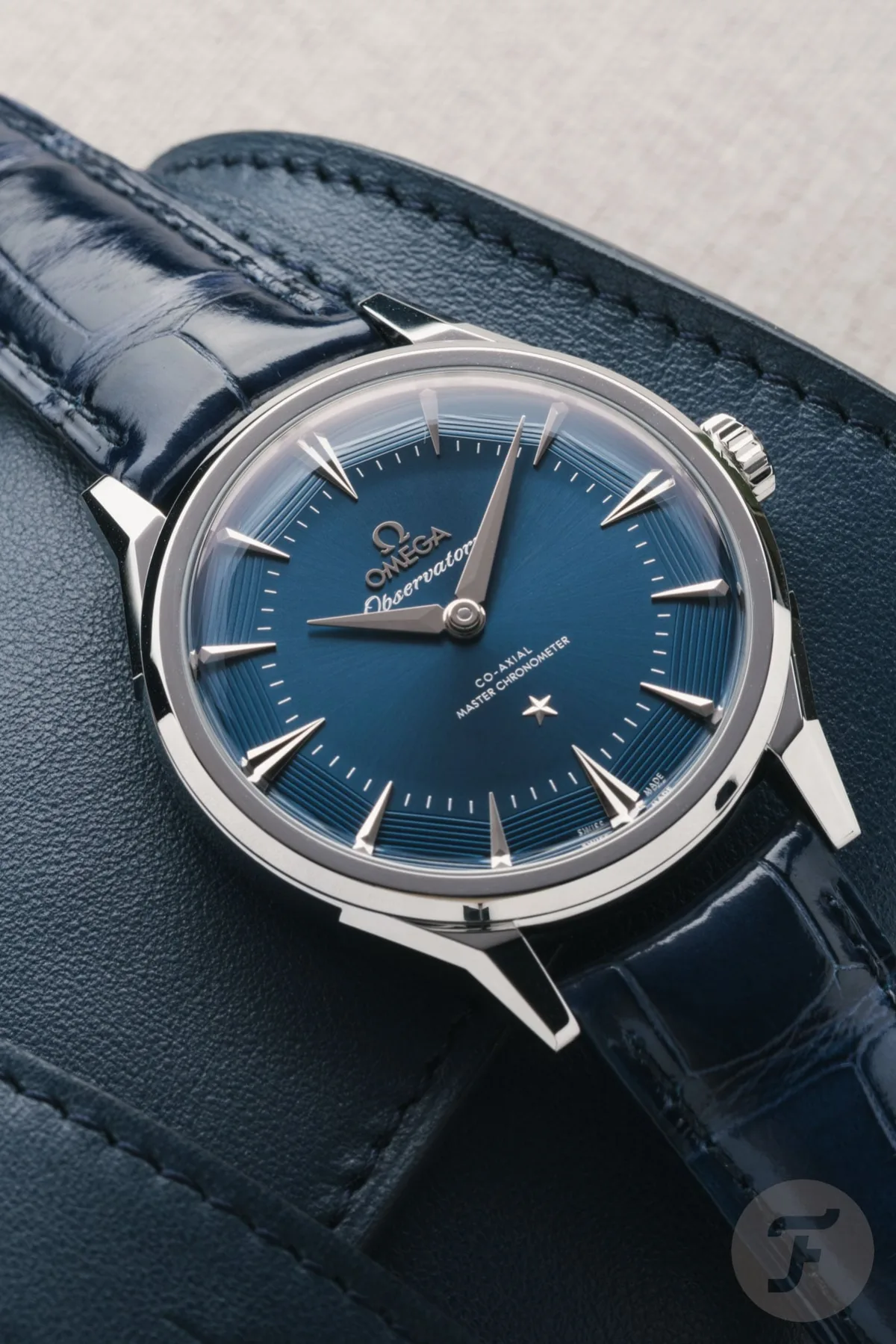 Omega Constellation Observatory in Moonshine Gold