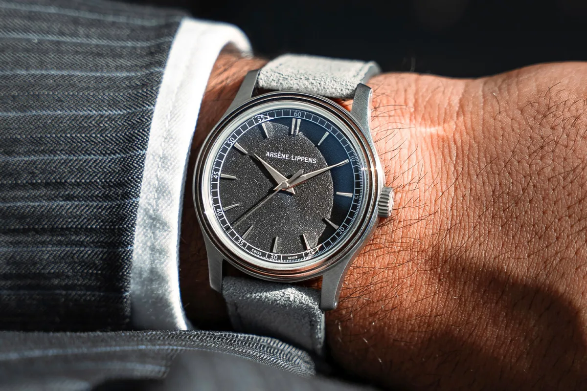 Arsène Lippens Classico watch case close-up