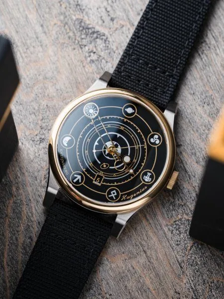 Kneijnsberg Hugenius two-tone case and bezel