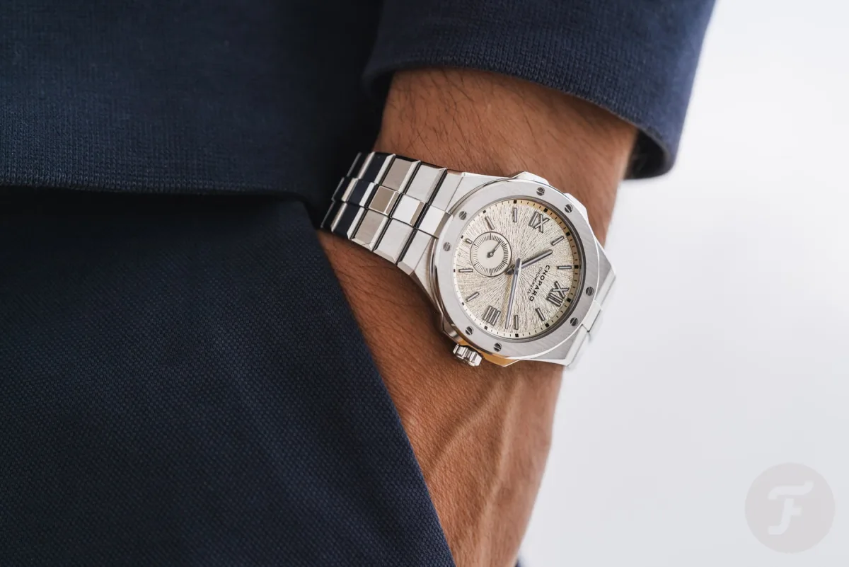 Close-up of Alpine Eagle XPS 41 'Mountain Glow' dial