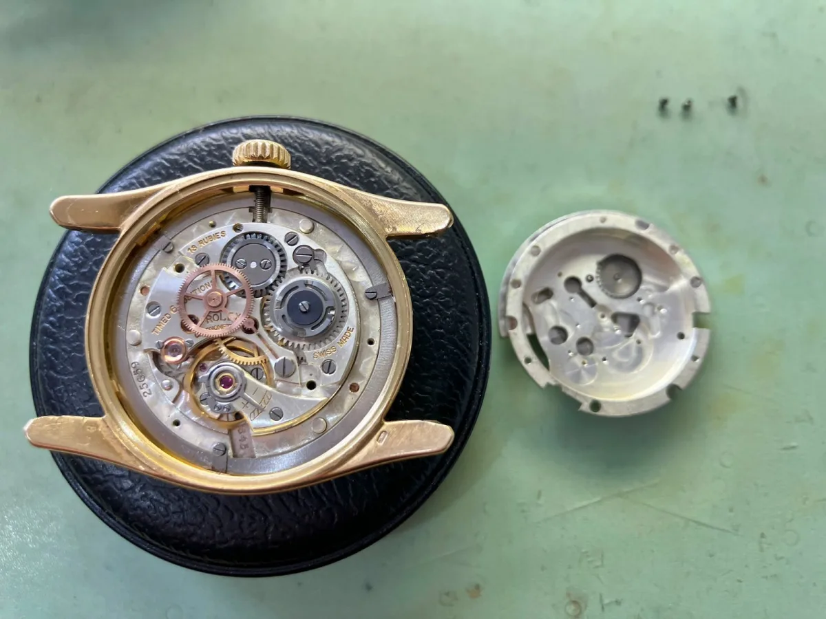 Elegant tuxedo dial of the Kahn Bombé watch.