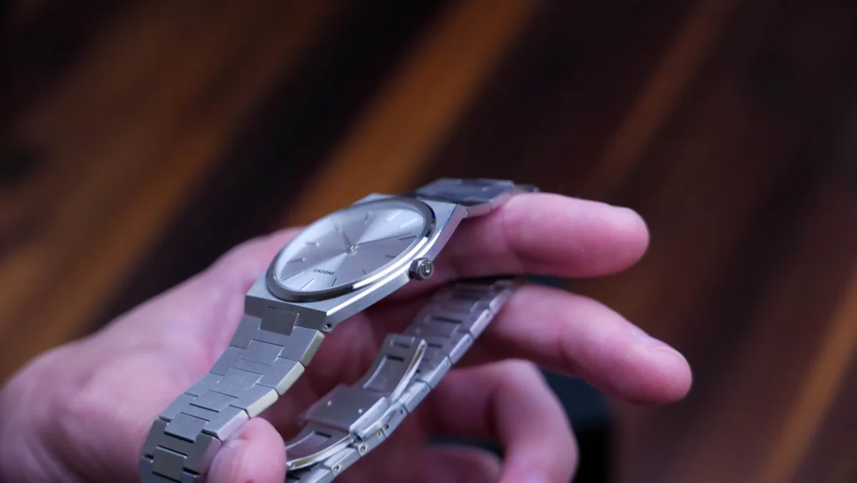 Undone Slim bracelet and case design