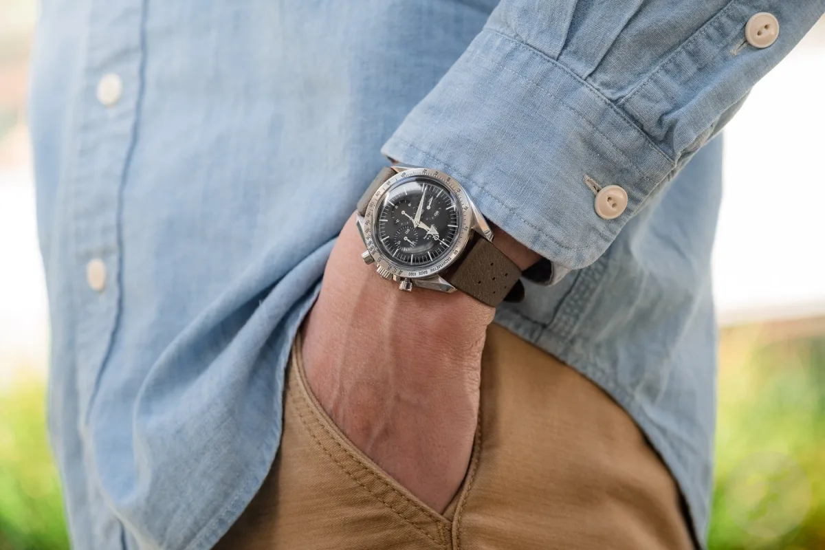 Kiwame Tokyo Mune Usuki watch with eggshell dial and blue seconds hand
