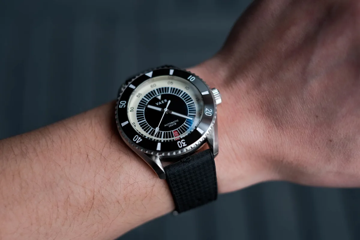 Vaer D5 Tropic watch on a wooden surface